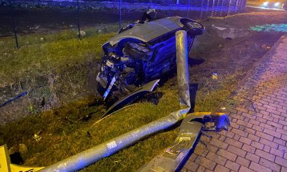 Esce di strada e abbatte un palo