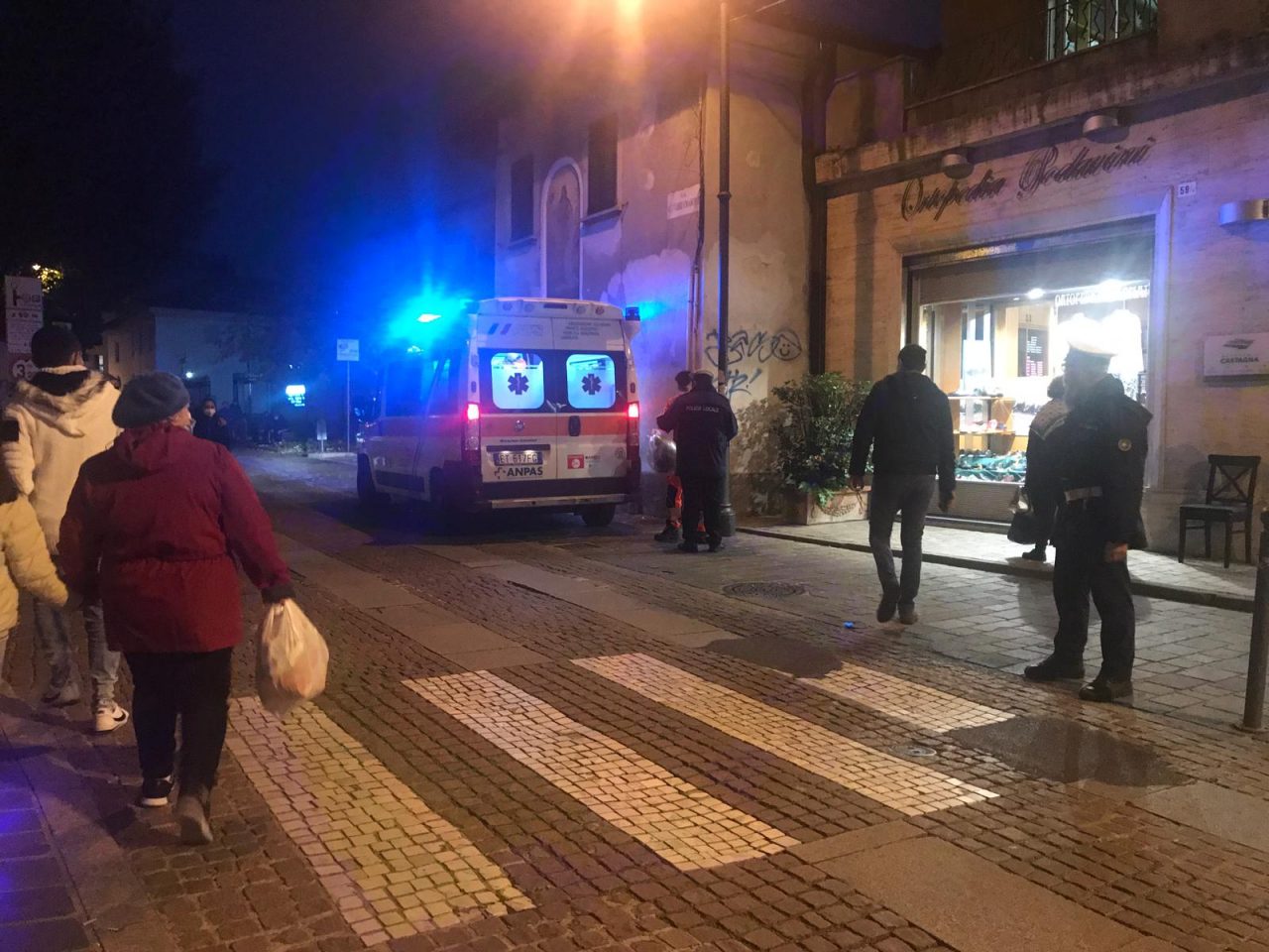 Malore in strada per una 79enne, è gravissima