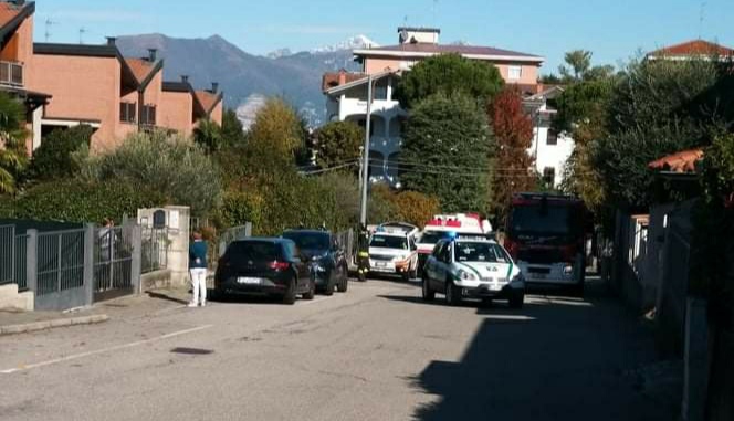 Cade mentre vernicia le persiane, arriva l’elisoccorso