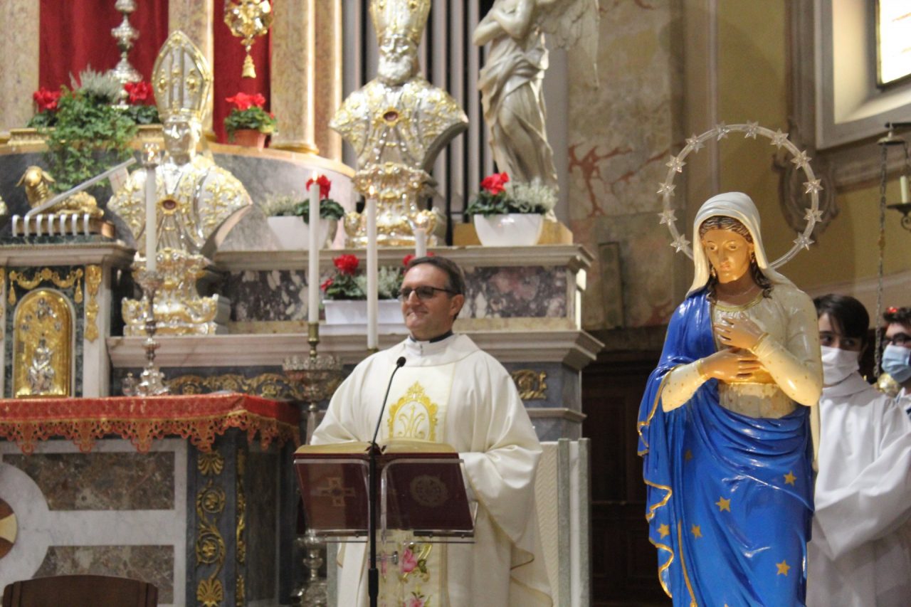 L’abbraccio a don Giuliano Parravicini durante la Patronale – FOTO