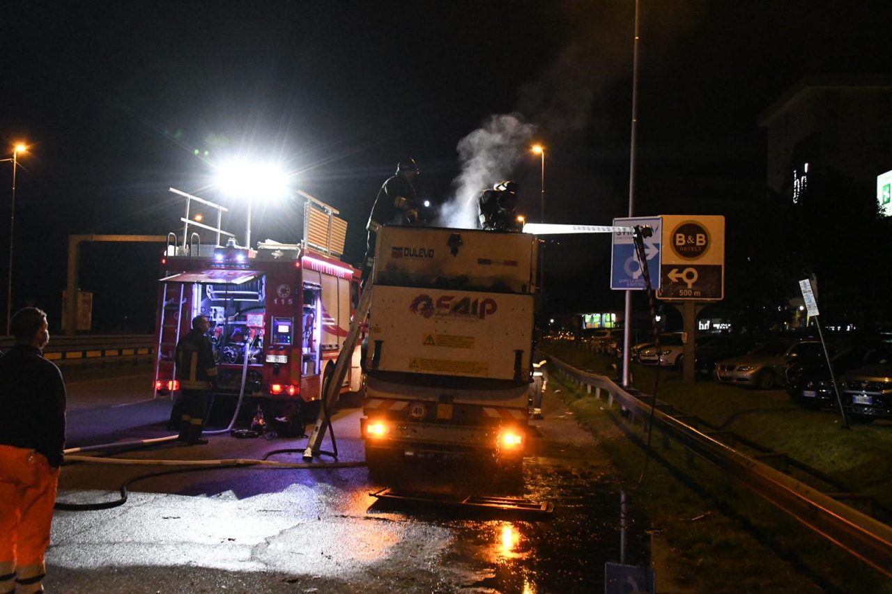 In fiamme mezzo per la pulizia strade: fermato da un Vigile del fuoco fuori servizio