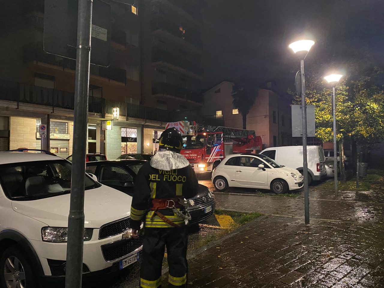 Macherio, pompieri in piazza per un tetto pericolante