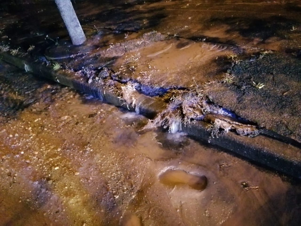 Tubazione perde acqua, si allaga la via