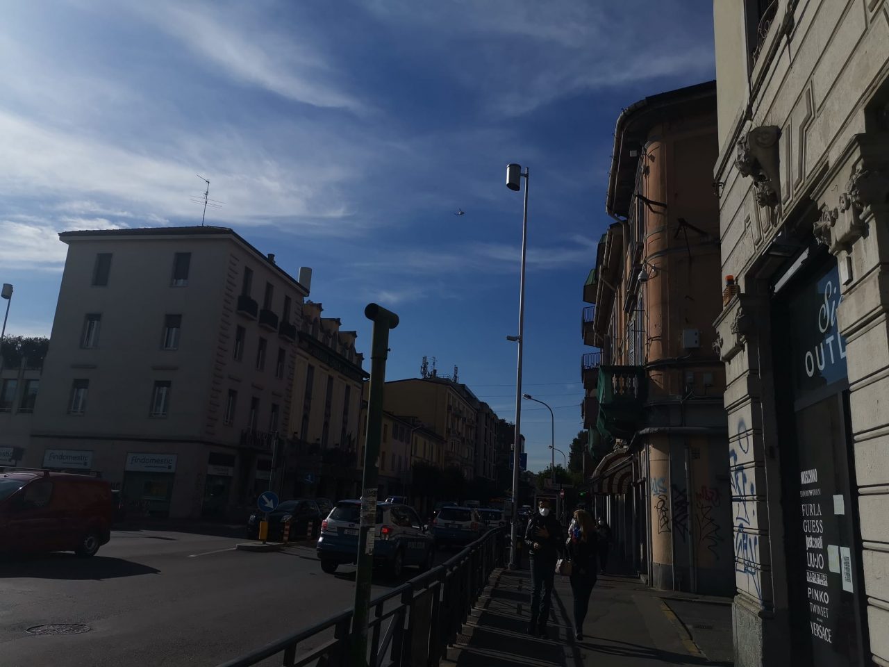 Volanti della Polizia ed elicottero in sorvolo in centro a Monza contro spaccio e degrado VIDEO