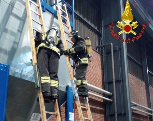 Fiamme in un silos dell’acciaieria di Ceriano: intervengono i pompieri