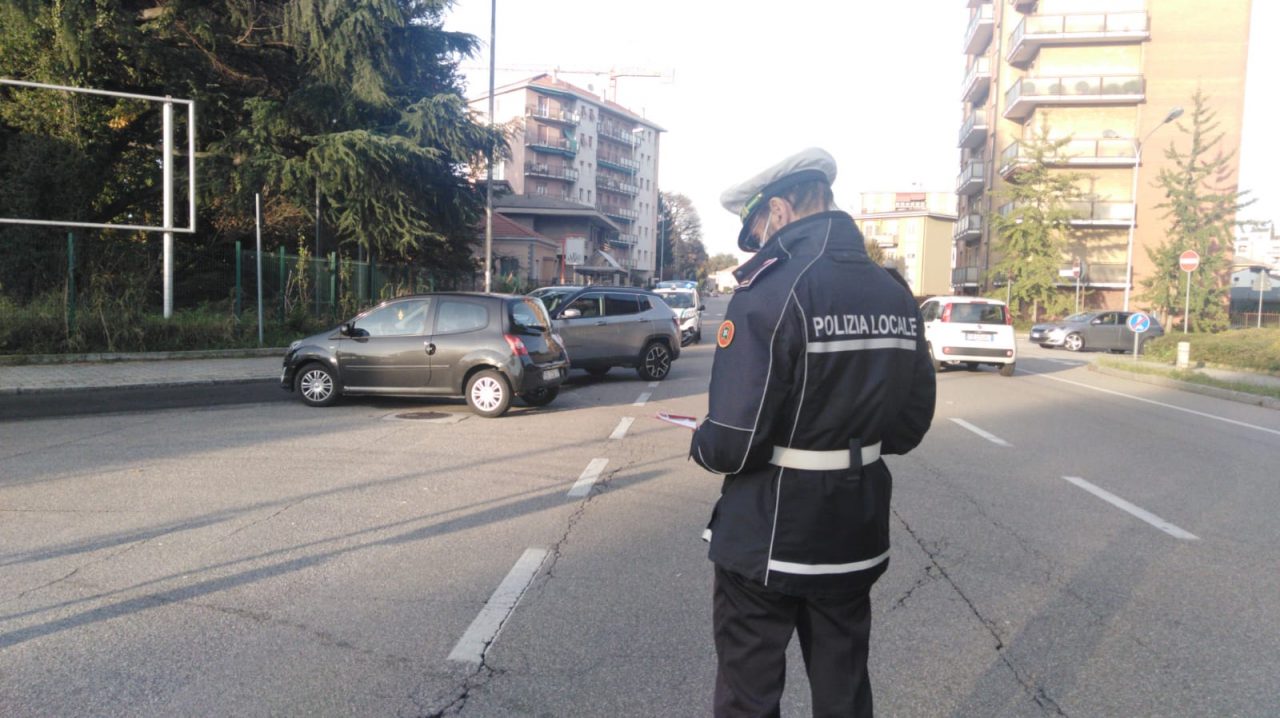 Schianto tra auto e moto: 29enne in ospedale – FOTO