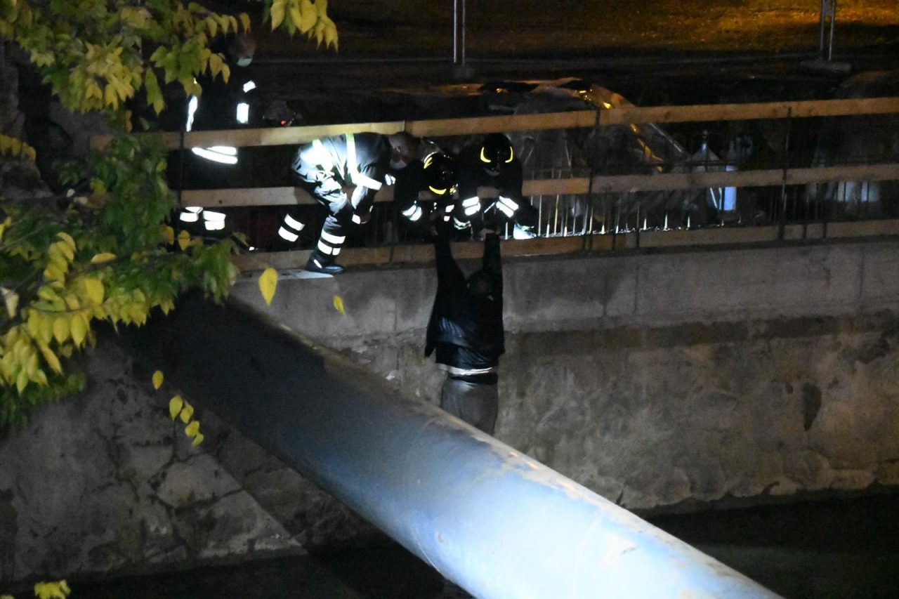 Giovane finisce nel Lambro: intervengono i Vigili del fuoco FOTO VIDEO