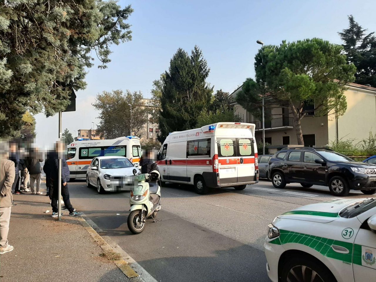 In due su un monopattino, travolti da un’automobile – FOTO