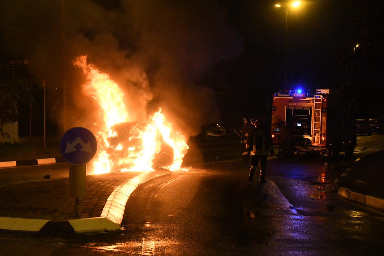 Si schianta e l’auto va in fiamme: uomo salvato da un passante – FOTO e VIDEO