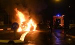 Si schianta e l'auto va in fiamme: uomo salvato da un passante - FOTO e VIDEO
