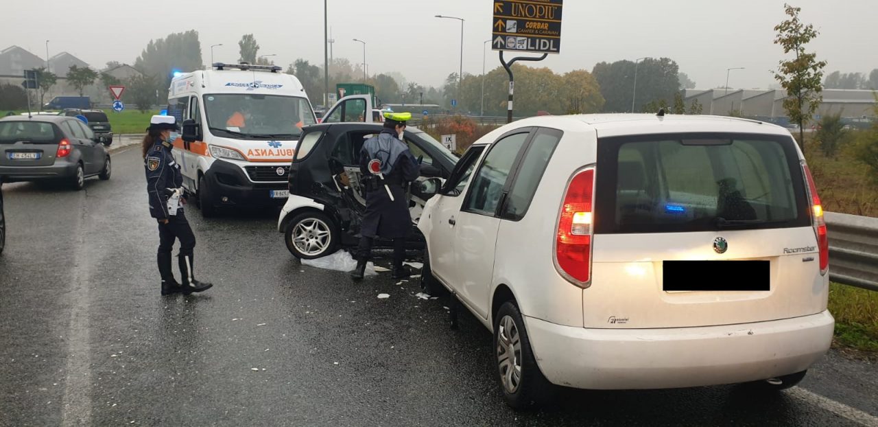 Frontale tra due auto, attimi di paura sulla Provinciale