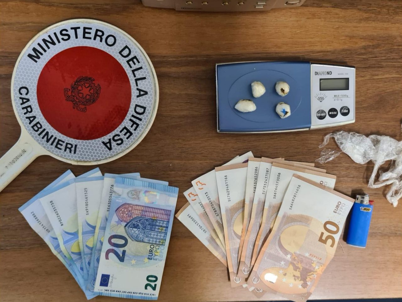 Fermato con la droga in auto, arrestato per spaccio
