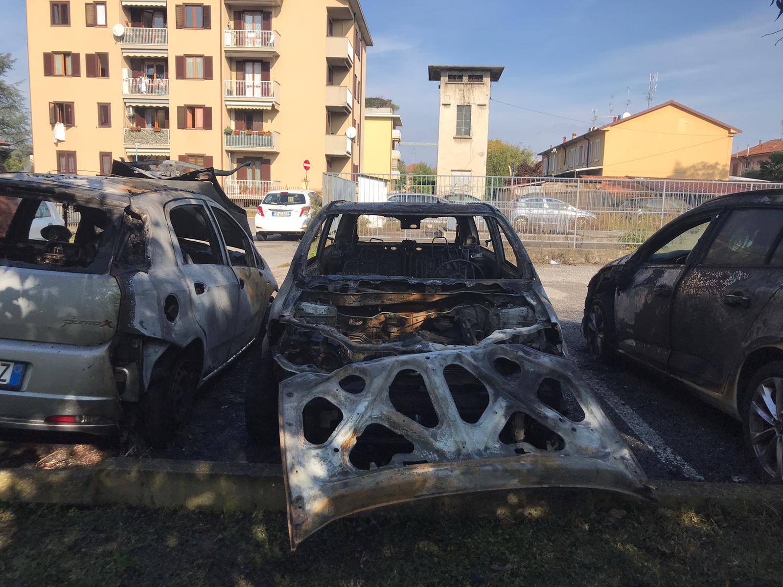 Agrate shock, tre auto in fiamme e una vandalizzata FOTO
