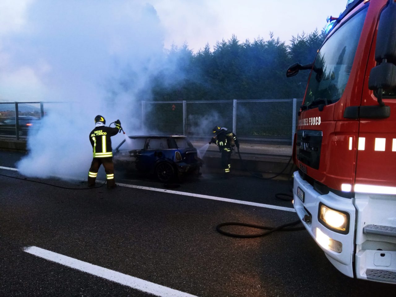 Auto a fuoco sulla Tangenziale Est: intervengono i pompieri FOTO