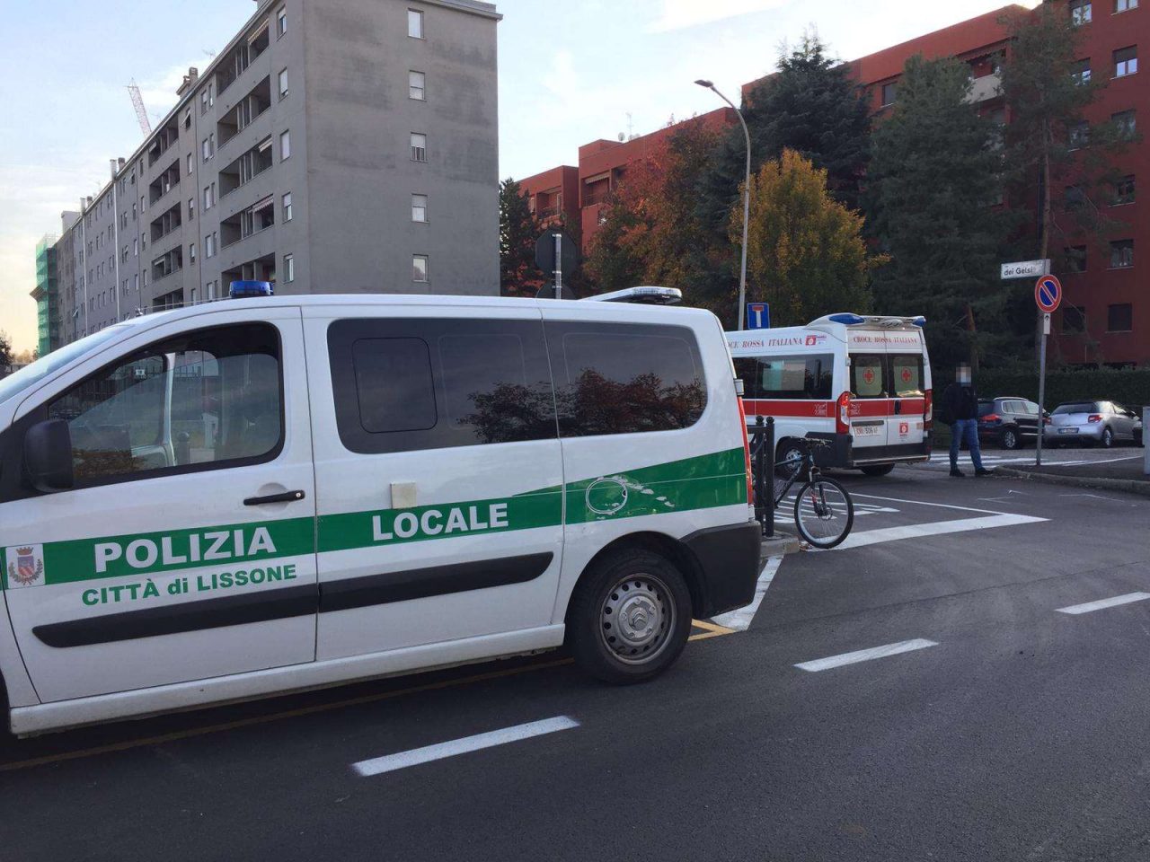 Ciclista urtato da un’auto: 26enne in ospedale – FOTO