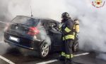 In fiamme un'auto: arrivano i Vigili del fuoco - FOTO