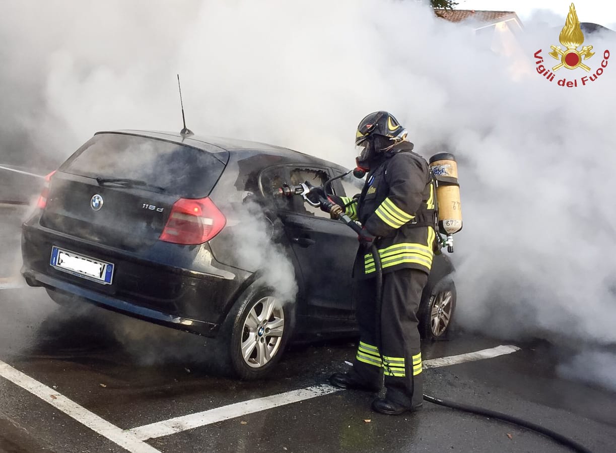 In fiamme un’auto: arrivano i Vigili del fuoco – FOTO