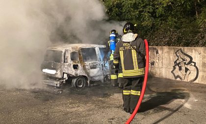 Auto a fuoco nella notte: intervengono i pompieri FOTO