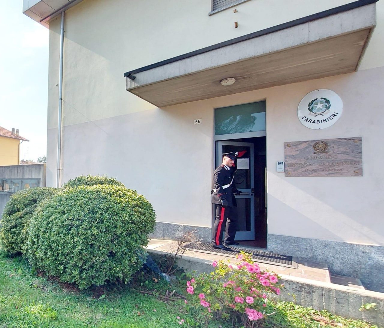 Tenta di sfondare la porta di casa, 40enne arrestato per stalking