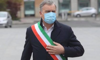 Il sindaco impone le mascherine all'aperto