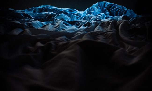 Convince la compagna a fare sesso con due uomini e poi la ricatta