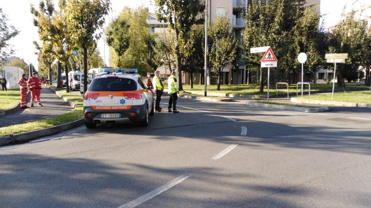 Incidente tra un’auto e un furgone: paura per una 13enne