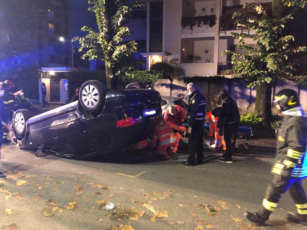 Auto ribaltata, il conducente senza patente mai conseguita