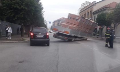 Cede il rimorchio di un camion, che paura in centro!