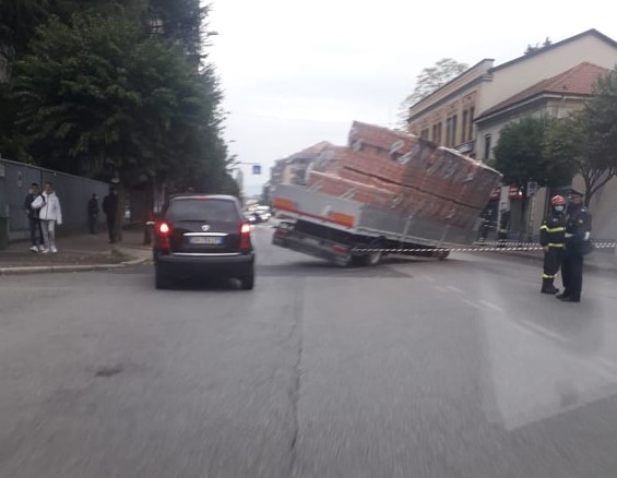 Cede il rimorchio di un camion, che paura in centro!