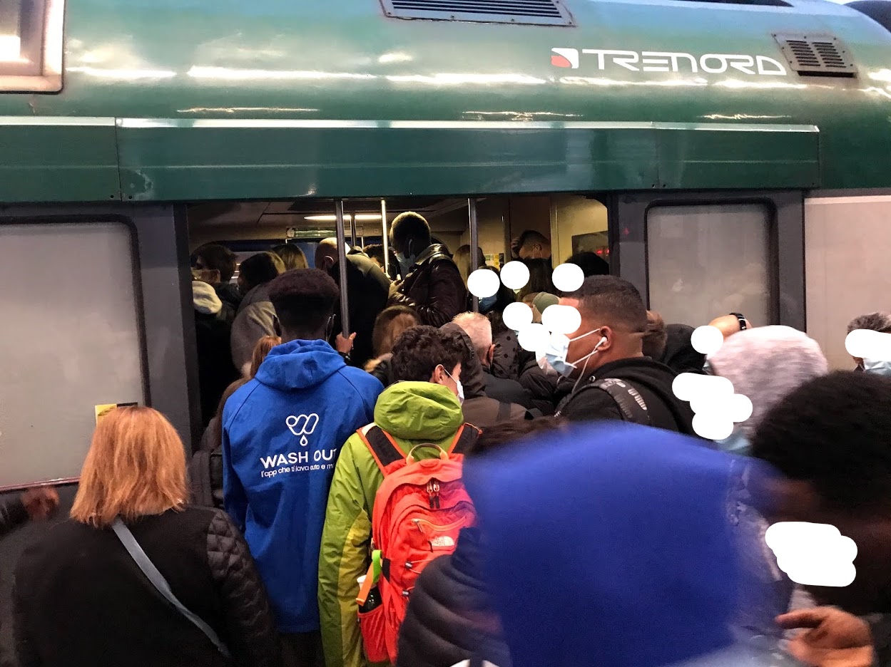 Troppa gente sui treni: pendolari esasperati