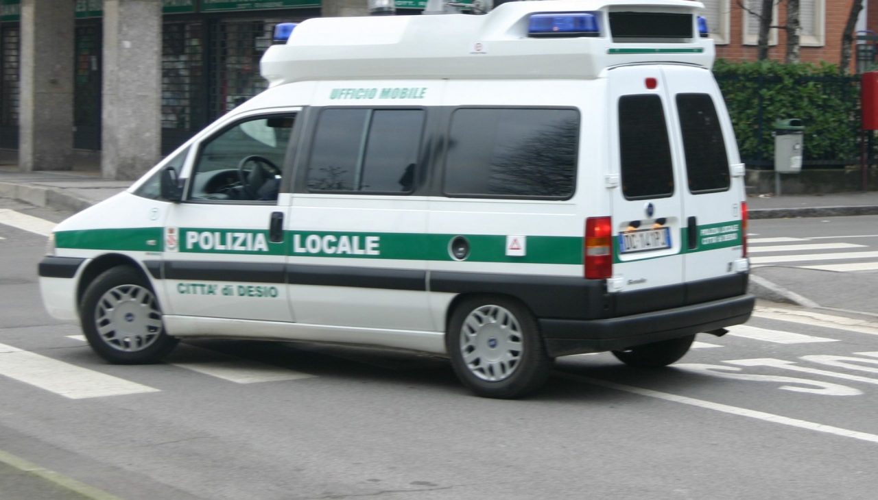 Fa retromarcia e danneggia tre auto, maxi sanzione per un 20enne