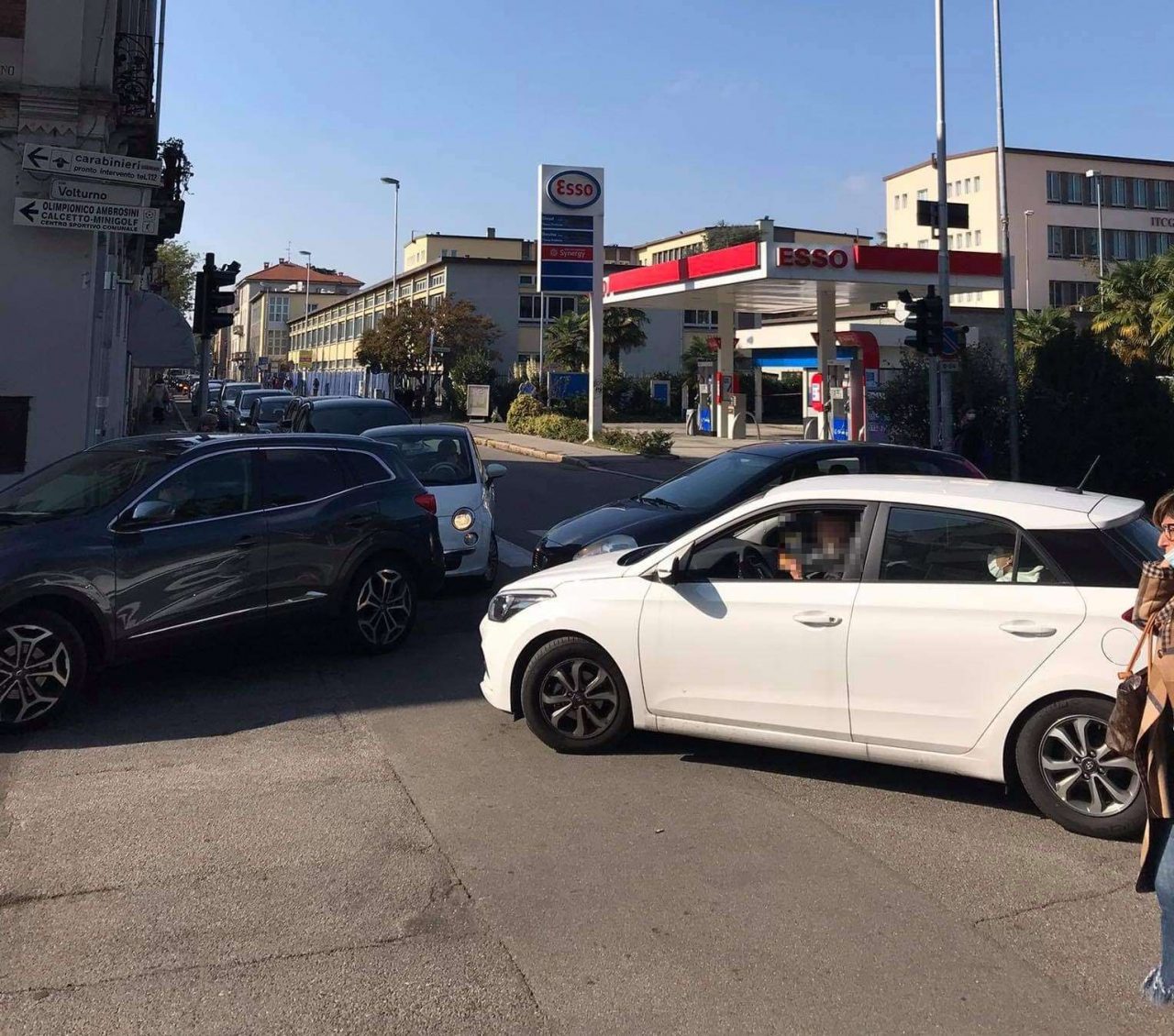 Tamponi, lunghe code agli accessi e il traffico va in tilt