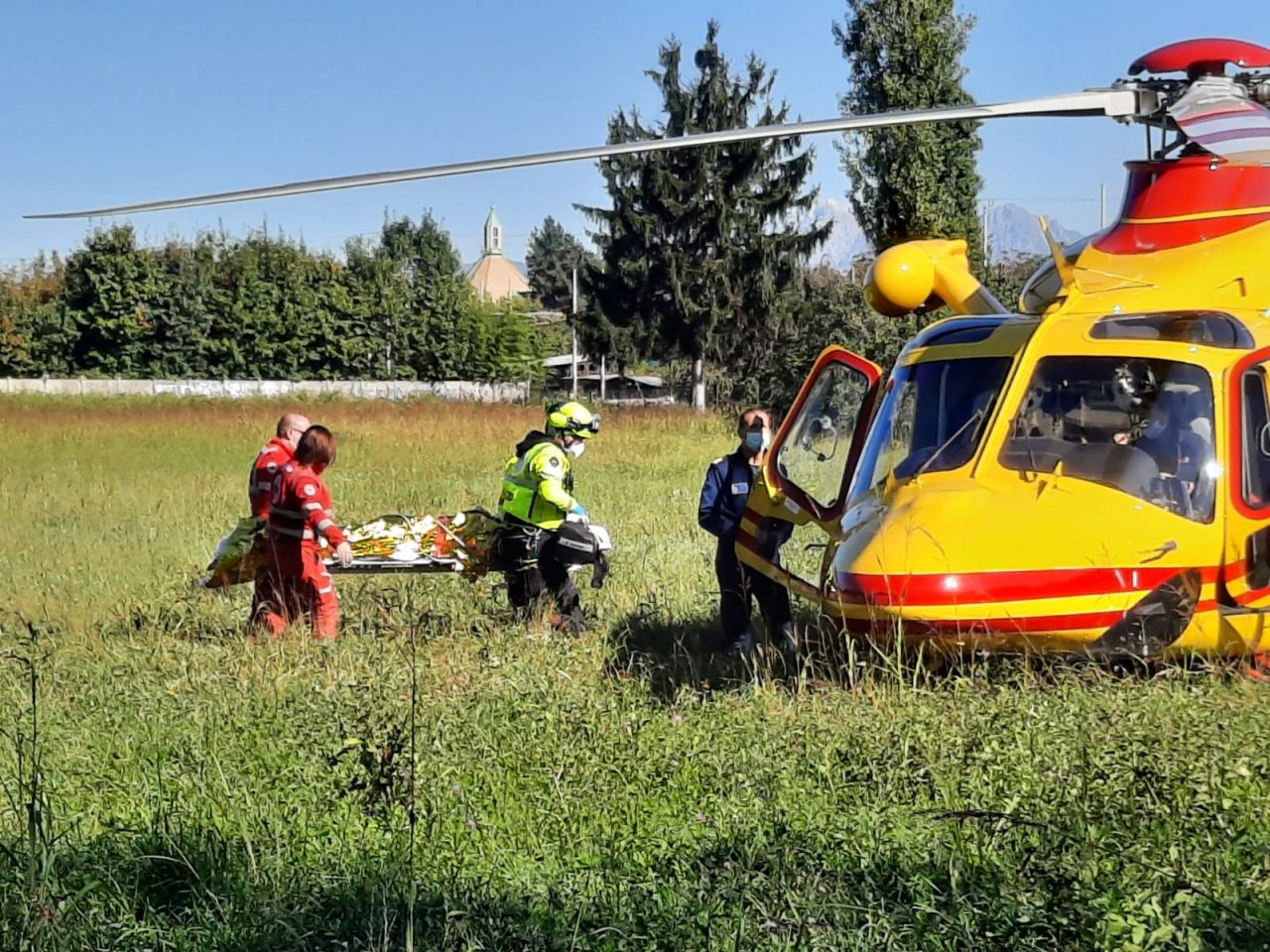 Si spoglia e si butta nel vuoto: arriva l’elisoccorso FOTO VIDEO