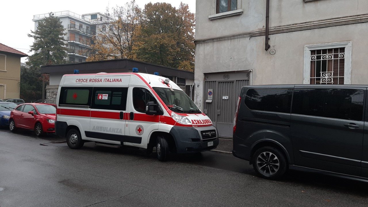 Malore mentre sanificano la scuola: paura per due bidelle
