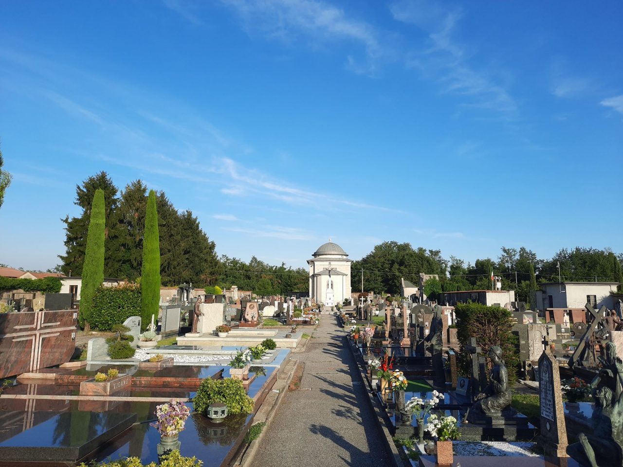 Lavori in corso al cimitero di Velate per i nuovi colombari