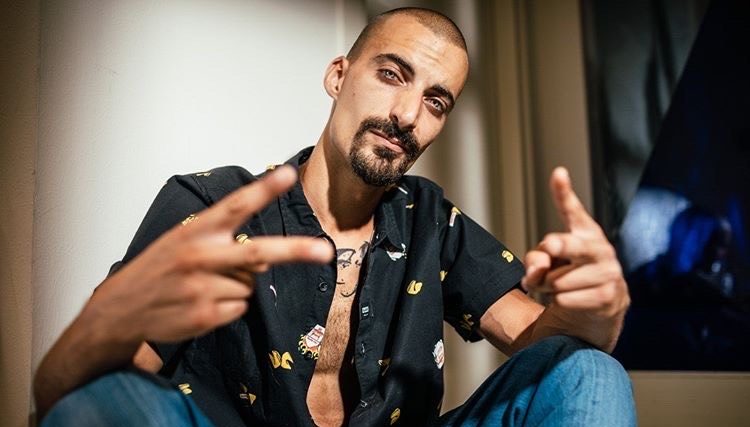 Senz’R, il rapper brianzolo che ha tolto le “erre” dai suoi testi