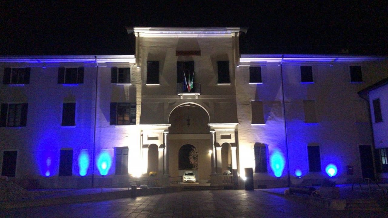 Il Municipio di Concorezzo si colora di blu