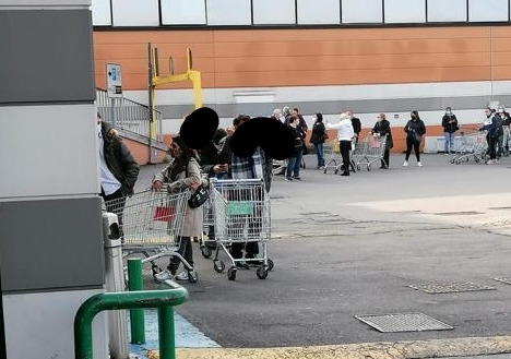 Nuovo lockdown, tornano le code ai supermercati