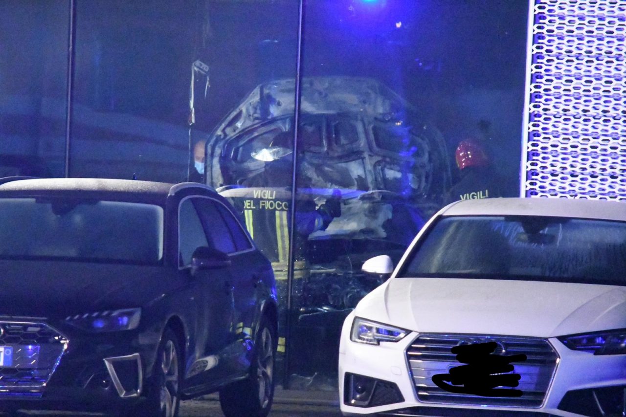 Auto a fuoco in un concessionario, paura a Concorezzo VIDEO