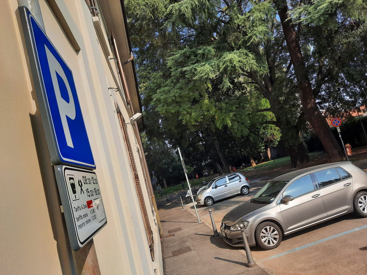 Covid, il Movimento 5 Stelle chiede la sospensione delle strisce blu
