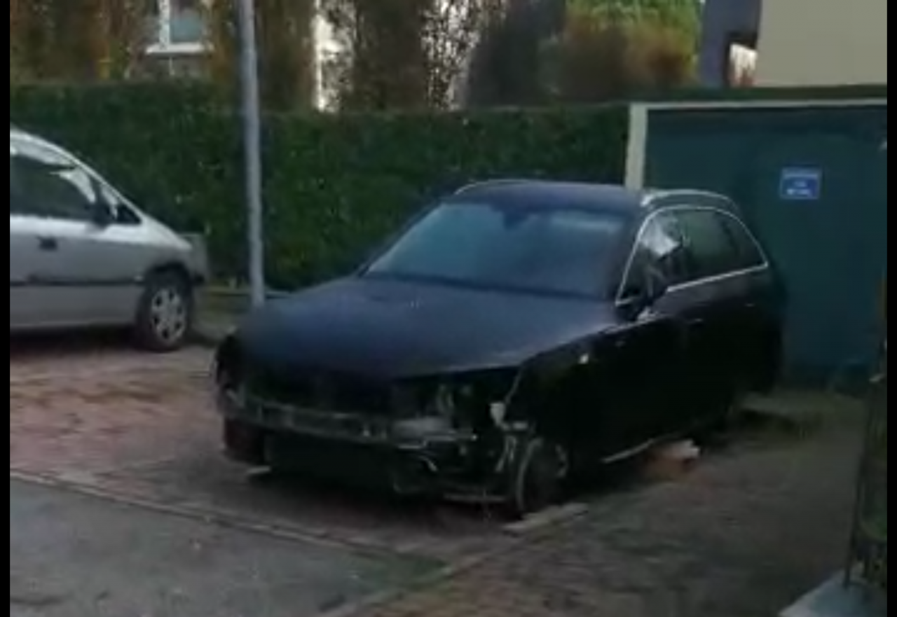 Correzzana, auto cannibalizzate e lasciate su ceppi di legno