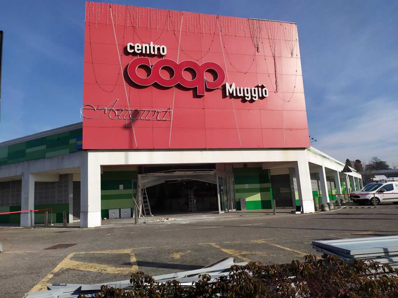 Sventrano la saracinesca e scappano col bancomat – FOTO