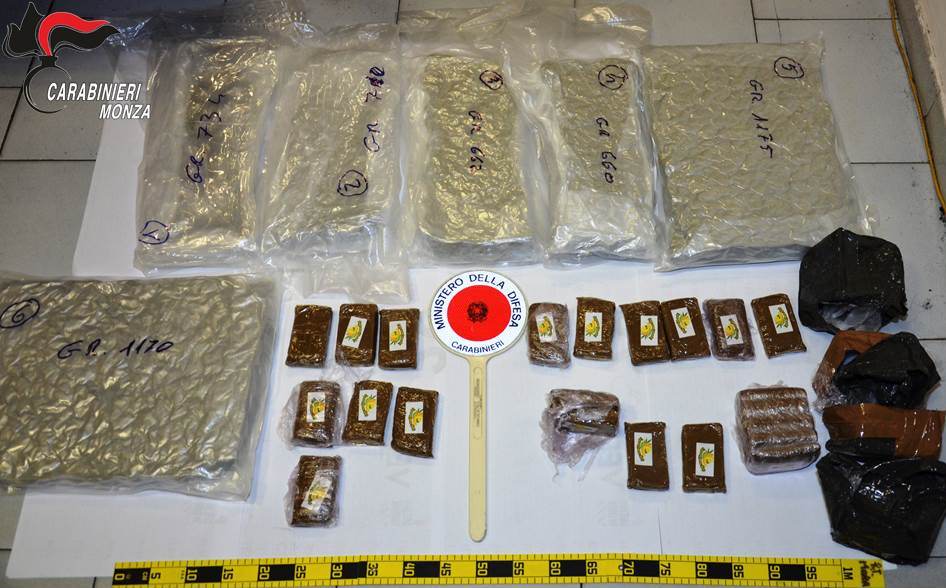 Nell’officina aveva oltre sette chili di droga