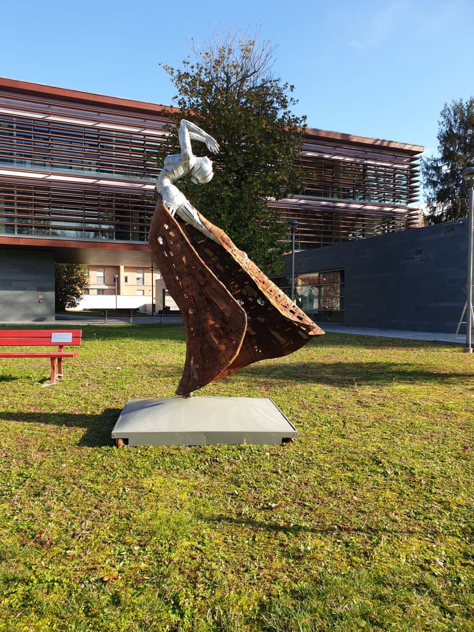 Una  scultura di Mioli a Verano, omaggio alle donne