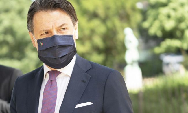 Firmato il nuovo Dpcm: coprifuoco dalle 22 alle 5, zone rosse e arancioni