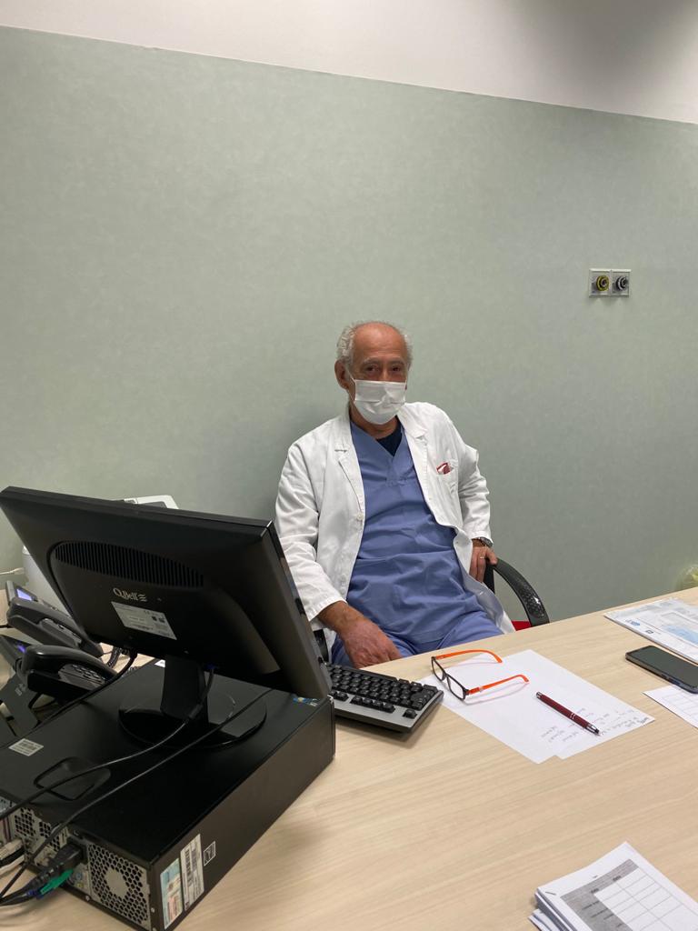 Medico rientra al lavoro dalla pensione per chiamare i parenti dei malati di Covid