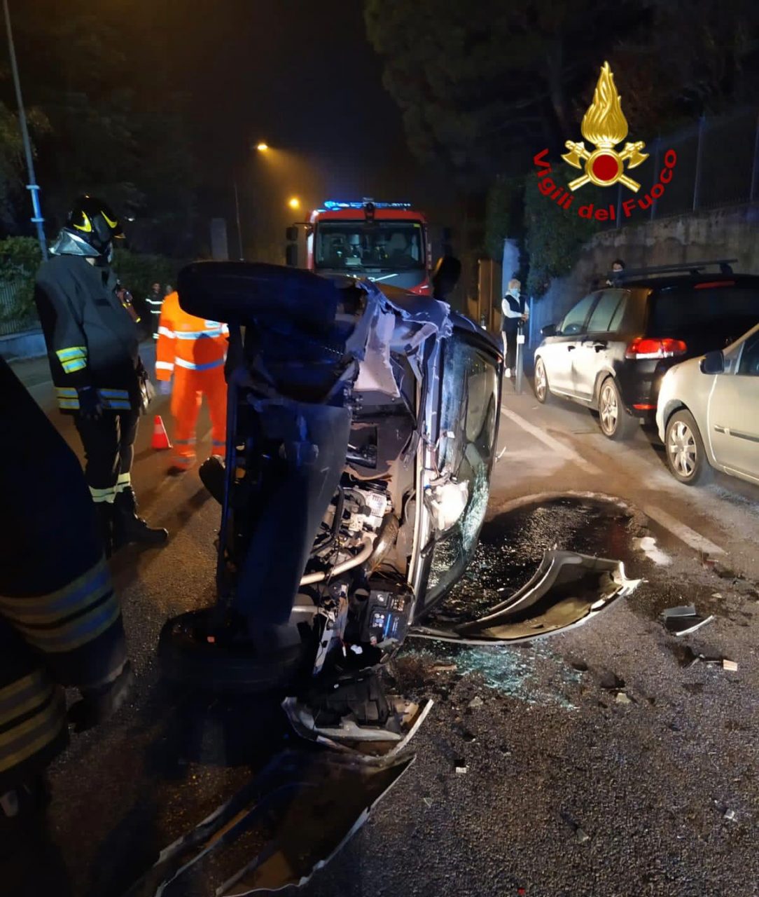 Finisce contro un’auto parcheggiata e si ribalta FOTO