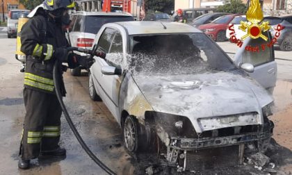 Auto va a fuoco in un parcheggio di Limbiate FOTO