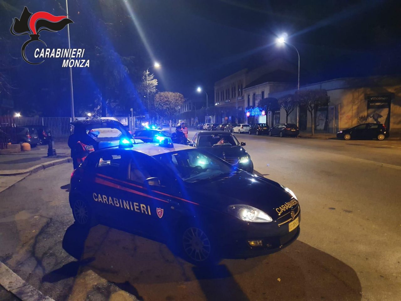 Infastidisce i passanti senza mascherina: arrestato
