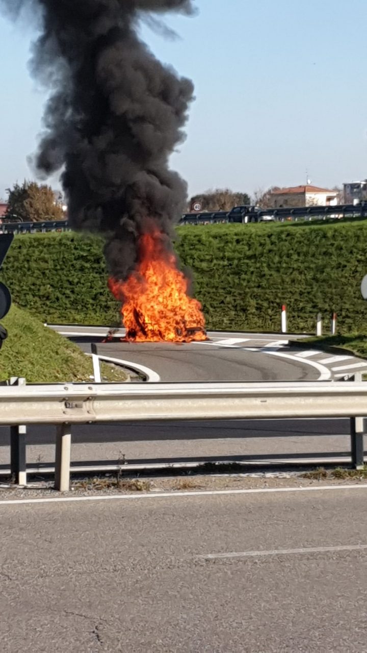 Auto in fiamme lungo la provinciale